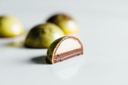 Guittard La Nuit Noire 55% Dark Couverture Chocolate Wafers - Image 2