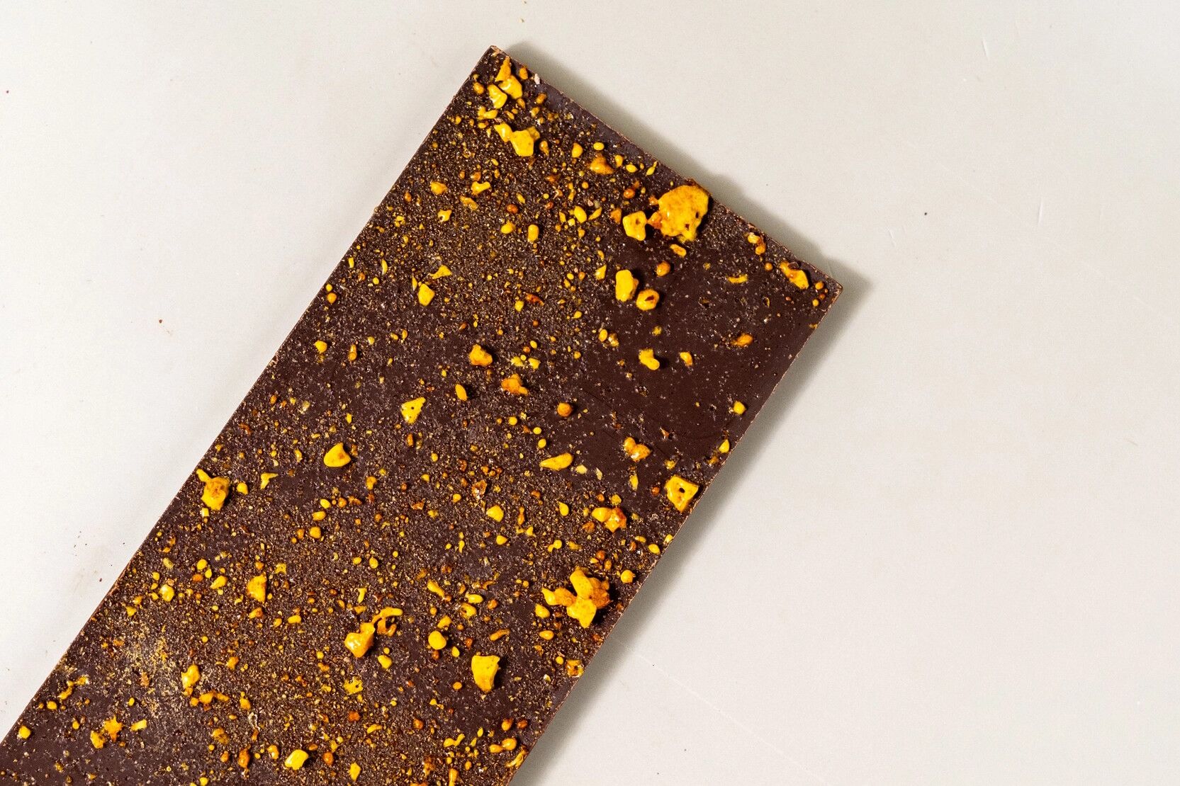Ritual Chocolate Honeycomb Toffee 75% Dark Chocolate Bar with Honeycomb Toffee Open Back 2