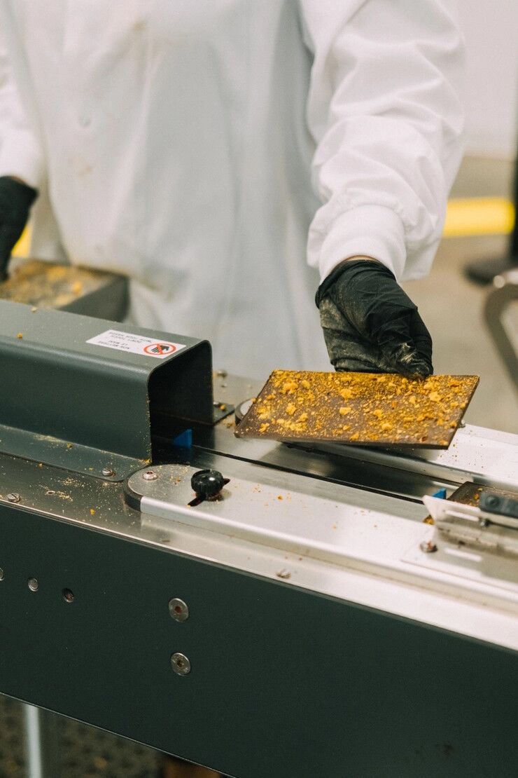 Ritual Chocolate Honeycomb Toffee 75% Dark Chocolate Bar with Honeycomb Toffee Production Lifestyle 2