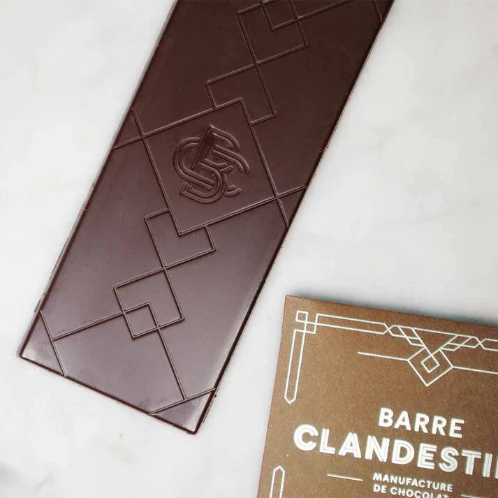 Barre Clandestine Morropón Peru 62% Milk Chocolate Bar with Caramelized Milk Lifestyle (1)