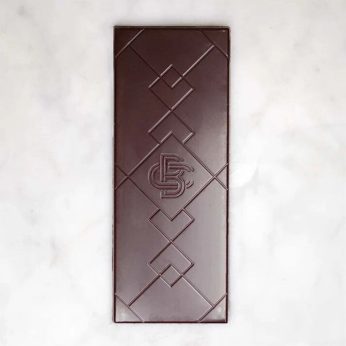 Barre Clandestine Morropón Peru 62% Milk Chocolate Bar with Caramelized Milk Lifestyle (2)