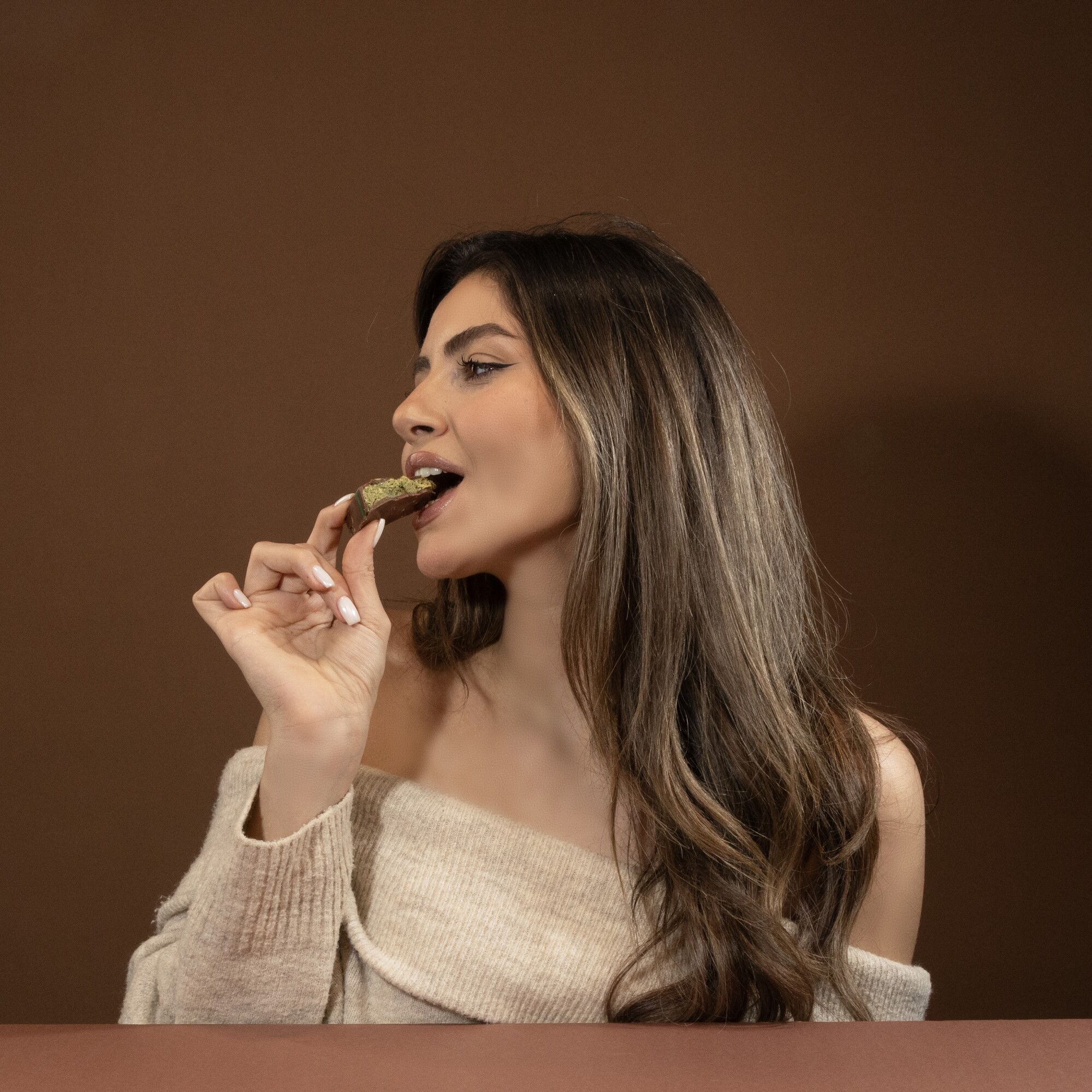 Omniya Delicacy Kunafa Dubai Chocolate Bar Open Lifestyle 2