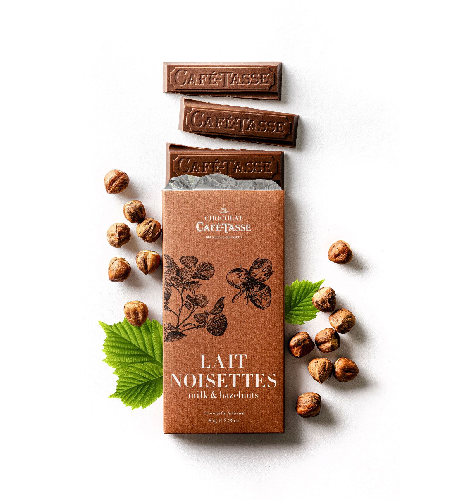Café-Tasse 38% Milk Chocolate Bar with Hazelnuts Lifestyle