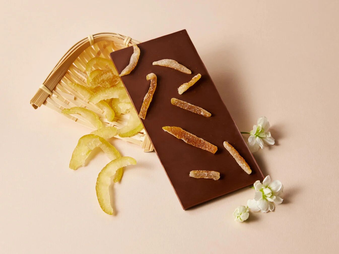 KESSHO Jasmine Yuzu 56% Dark Milk Chocolate Bar Lifestyle 2