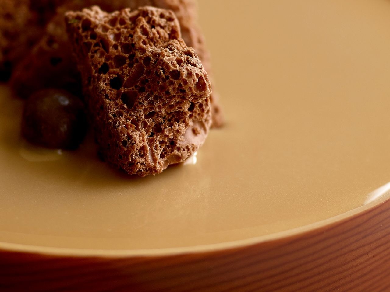 Belcolade Amber Douceur 32% Caramelized White Couverture Chocolate Discs Application 5