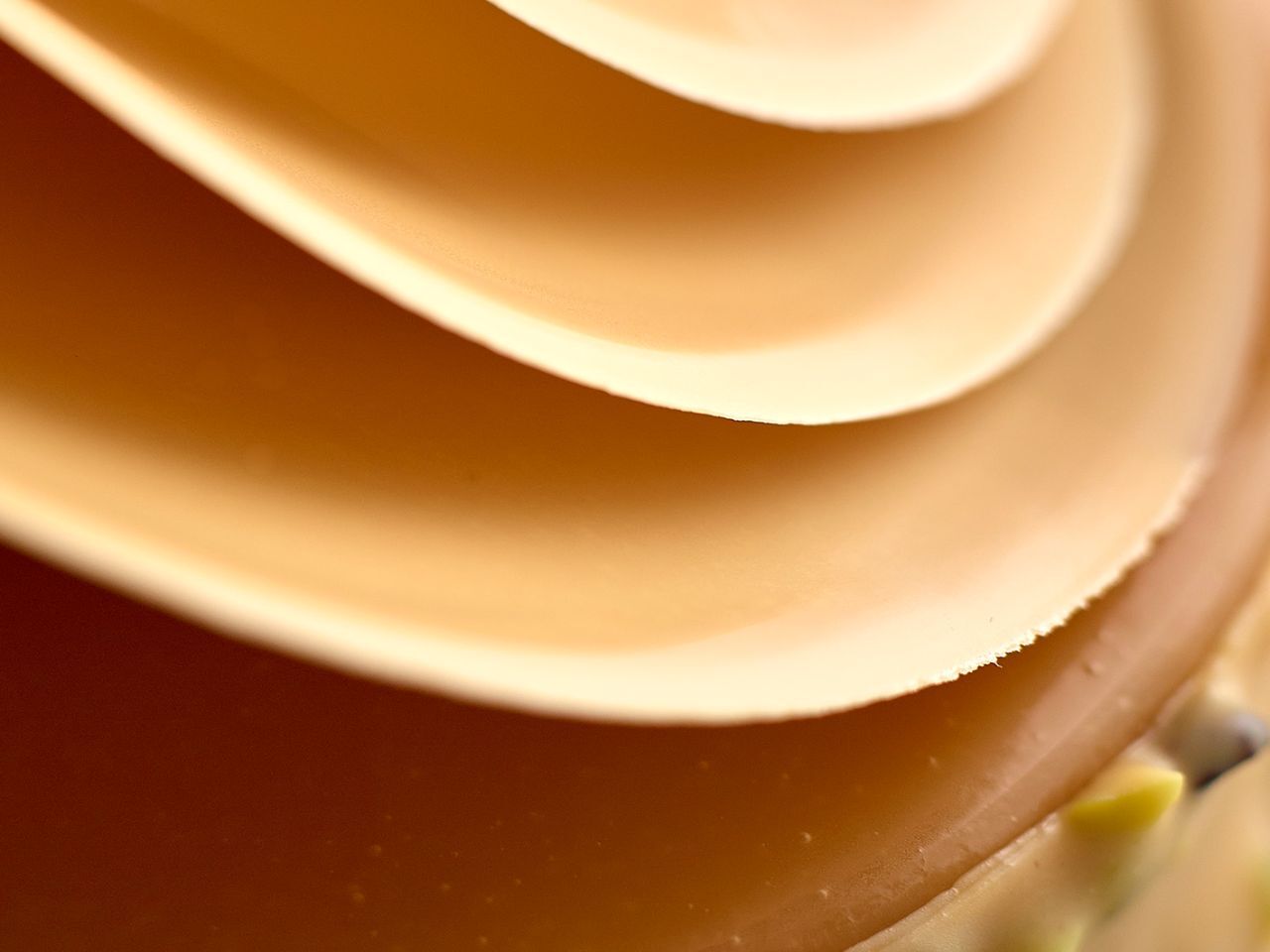 Belcolade Amber Douceur 32% Caramelized White Couverture Chocolate Discs Application