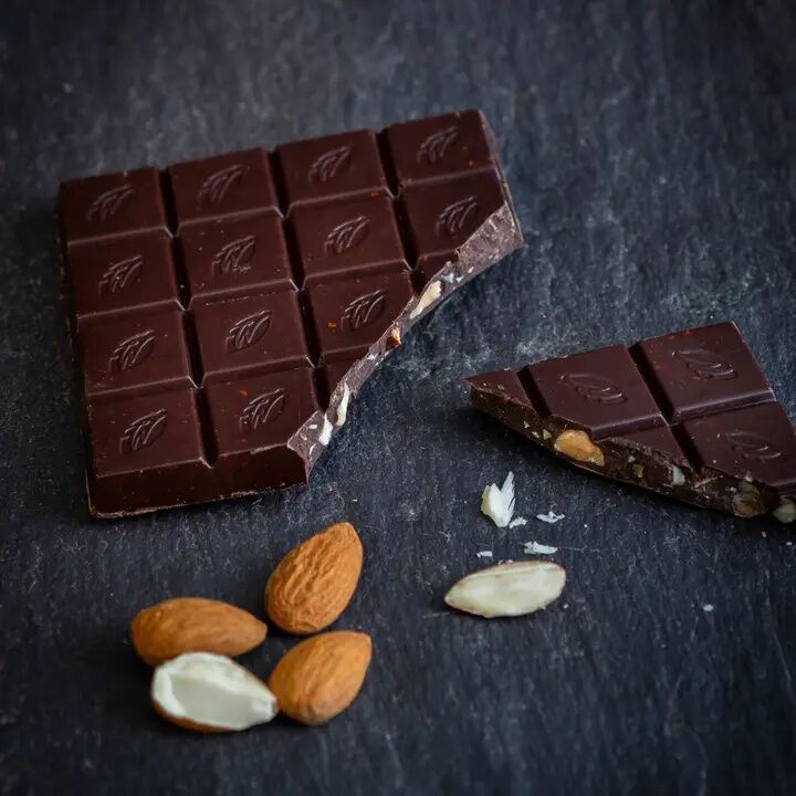 Willie's Cacao Almendra Venezuela 70% Dark Chocolate Bar with Roasted Almonds Open Lifestyle