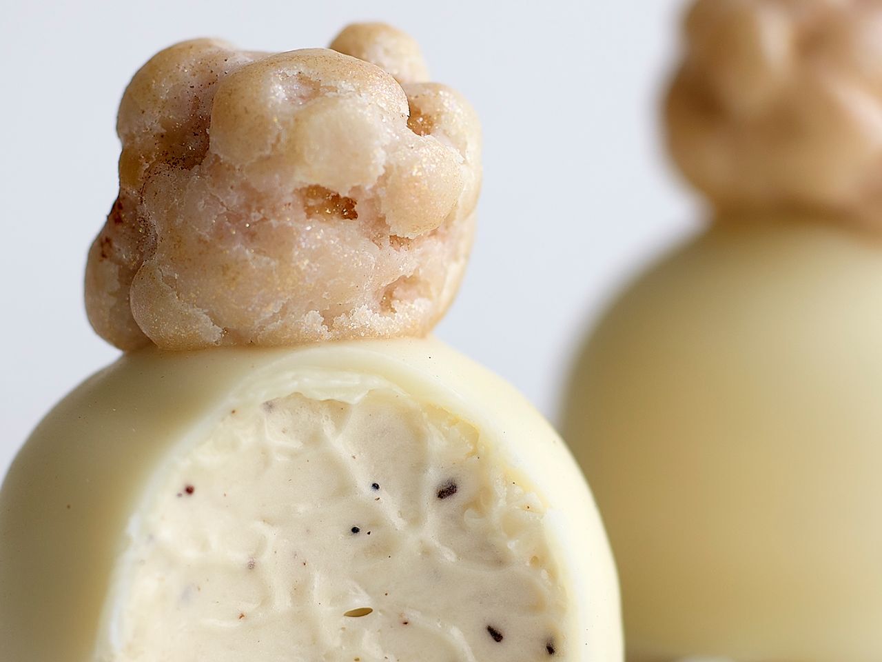 Belcolade Blanc Selection 30% White Chocolate Discs Application