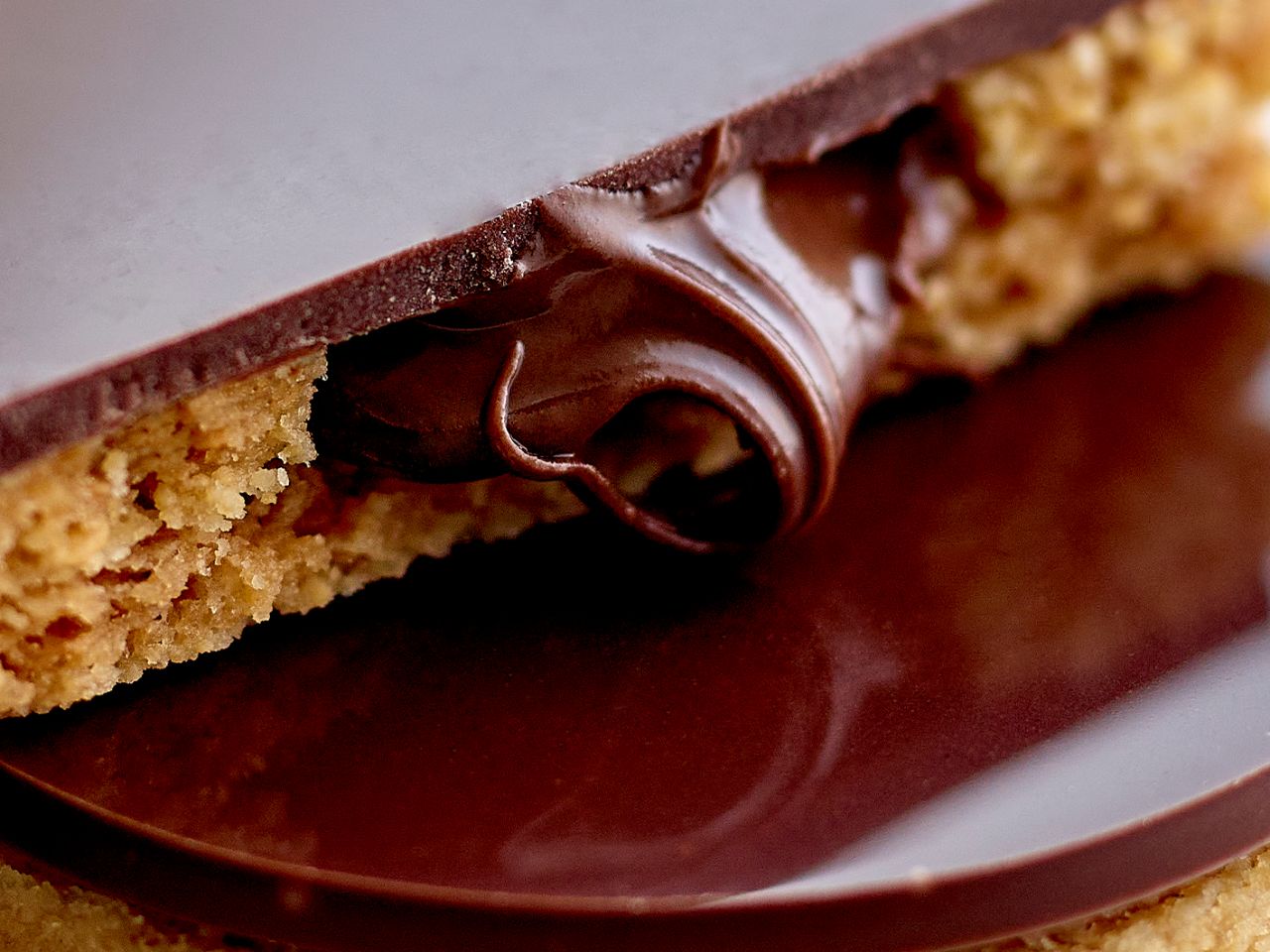 Belcolade Noir Selection 55% Dark Couverture Chocolate Discs Application