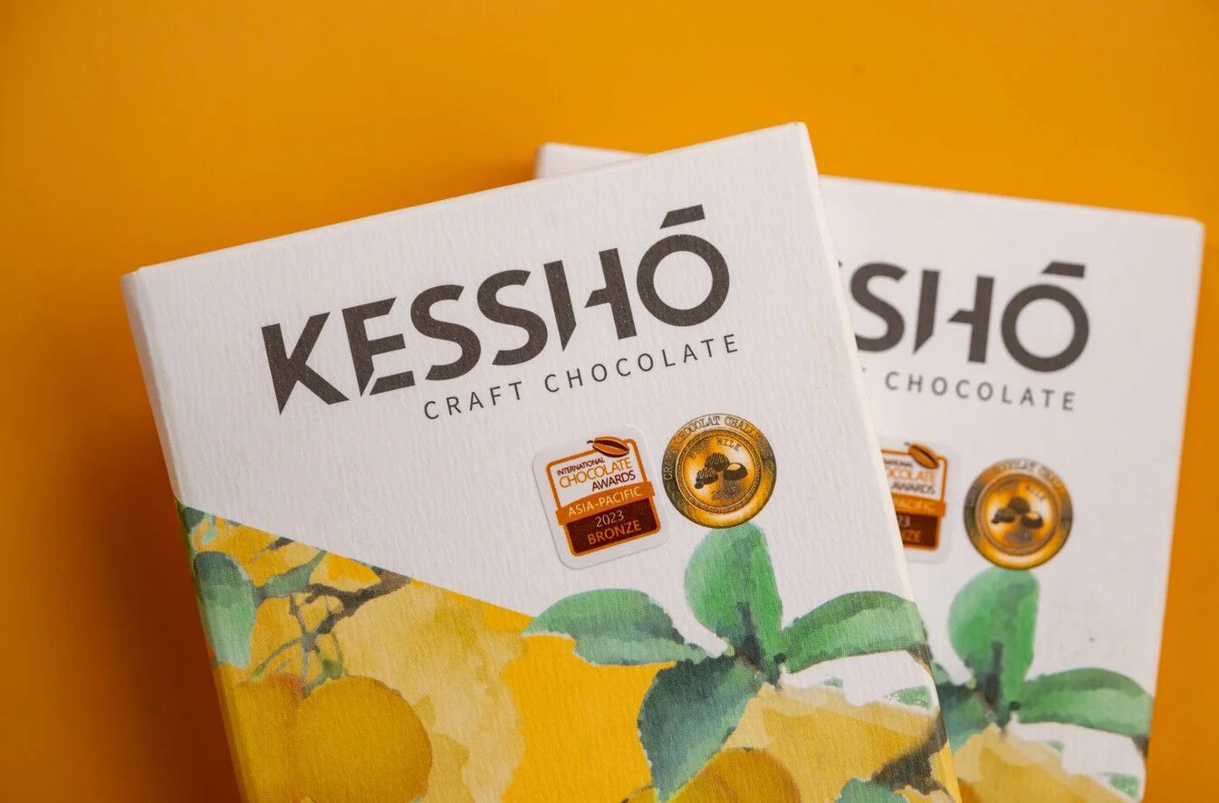 KESSHŌ Yuzu 56% Dark Milk Chocolate Bar - Image 4