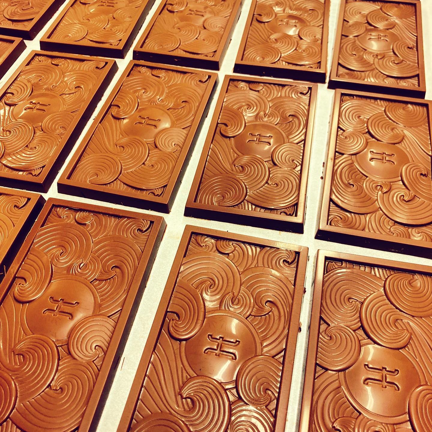 Hogarth Piura Peru Kumara 46% Milk Chocolate Bar with Sweet Potato Open