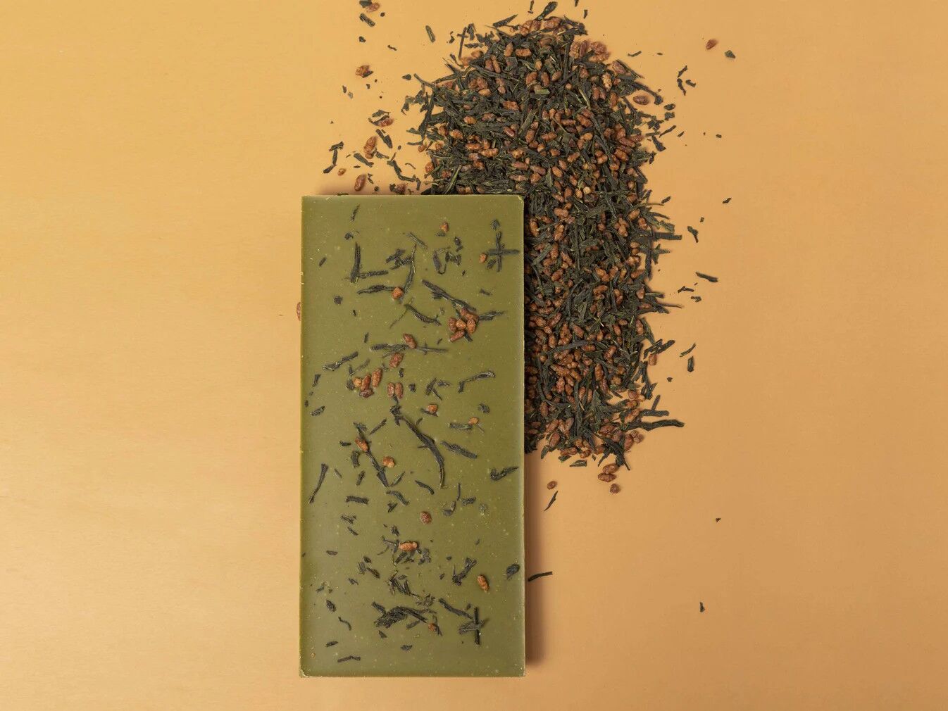 KESSHO Genmaicha White Chocolate Bar Open Lifestyle 2