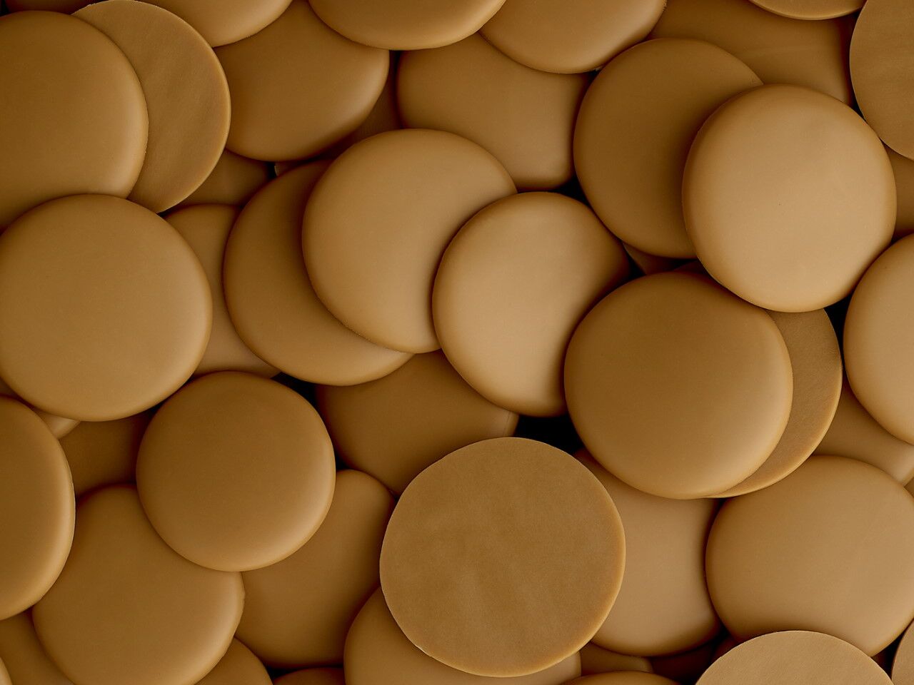 Belcolade Amber Douceur 32% Caramelized White Couverture Chocolate Discs Loose