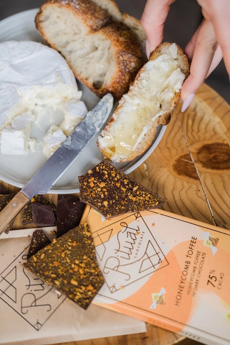Ritual Chocolate Honeycomb Toffee 75% Dark Chocolate Bar with Honeycomb Toffee Lifestyle 2
